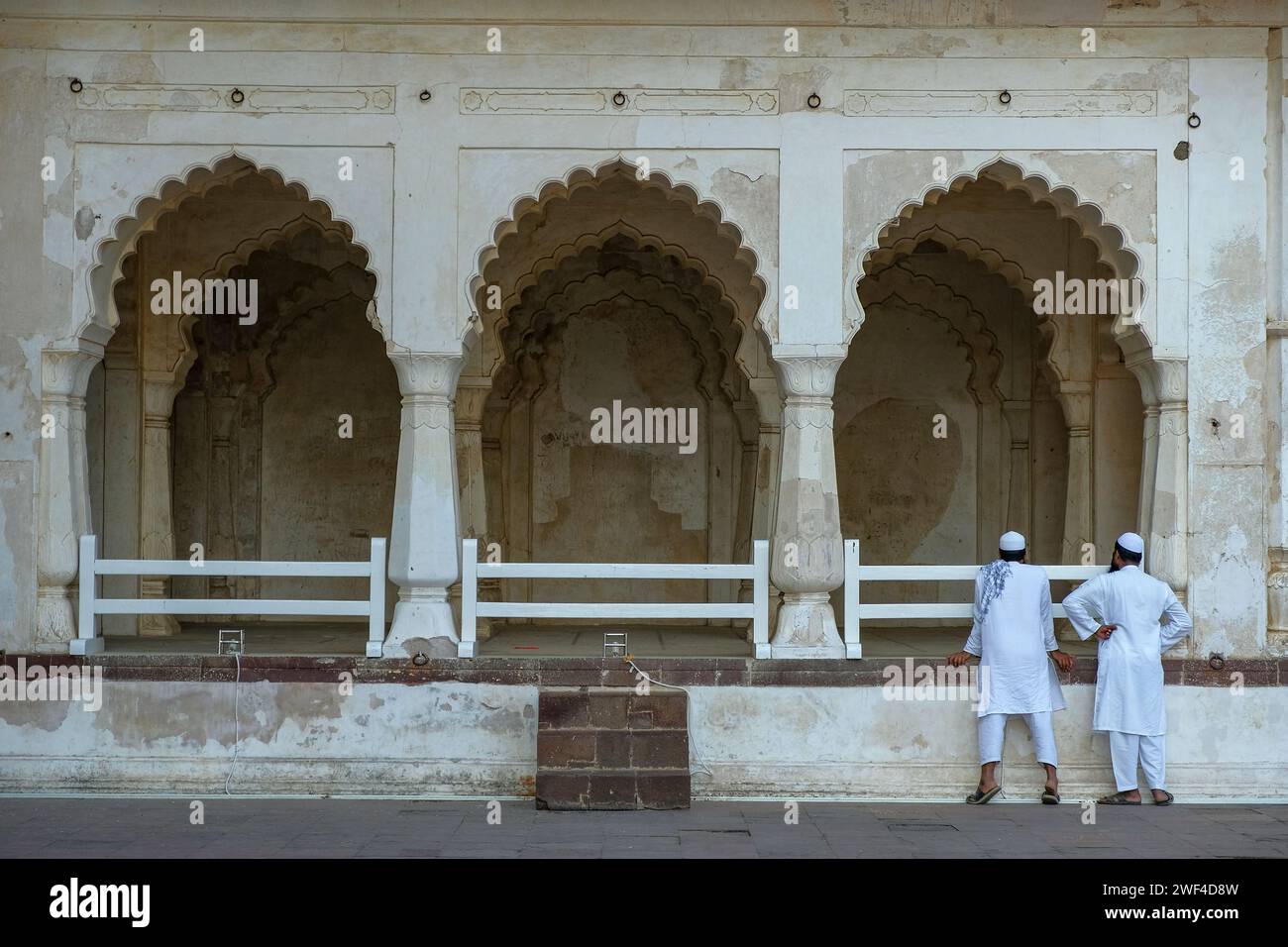 Aurangabad, Inde - 21 janvier 2024 : deux hommes visitent le Bibi Ka Maqbara, un mausolée construit par Azam Shah à Aurangabad, en Inde. Banque D'Images
