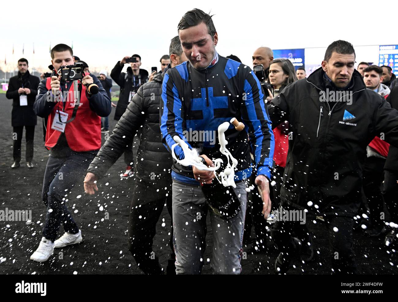 Paris, France. 28 janvier 2024. © PHOTOPQR/Ouest FRANCE/Stéphane Geufroi ; Paris ; 28/01/2024 ; la course sacré le meilleur tracteur du monde, le prix d'Amérique Legend Race se déroulle ce dimanche 28 janvier sur l'hippodrome de Vincennes . Clement Duvaldestin et IDAO de Tillard rapporte le prix d'amérique Paris, France, 28 janv. 2024 couronnant le meilleur trotteur du monde, le Prix d'Amérique Legend Race se déroule ce dimanche 28 janvier à l'hippodrome de Vincennes. Crédit : MAXPPP/Alamy Live News Banque D'Images