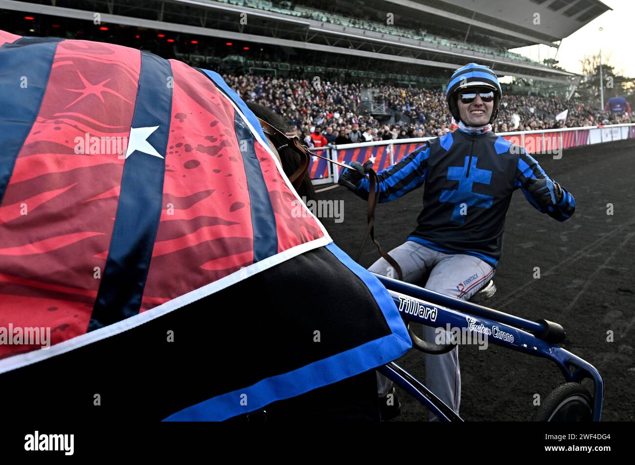 Paris, France. 28 janvier 2024. © PHOTOPQR/Ouest FRANCE/Stéphane Geufroi ; Paris ; 28/01/2024 ; la course sacré le meilleur tracteur du monde, le prix d'Amérique Legend Race se déroulle ce dimanche 28 janvier sur l'hippodrome de Vincennes . Clement Duvaldestin et IDAO de Tillard rapporte le prix d'amérique Paris, France, 28 janv. 2024 couronnant le meilleur trotteur du monde, le Prix d'Amérique Legend Race se déroule ce dimanche 28 janvier à l'hippodrome de Vincennes. Crédit : MAXPPP/Alamy Live News Banque D'Images