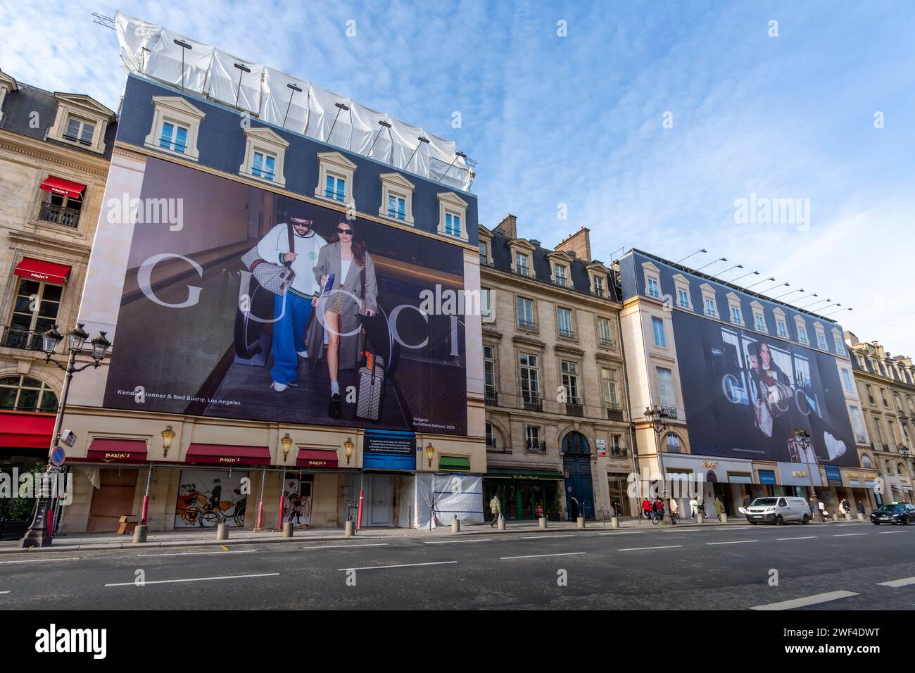 Deux panneaux publicitaires Gucci mettant en vedette Kendall Jenner et Bad Bunny couvrant les échafaudages des travaux de restauration d’un bâtiment parisien Banque D'Images