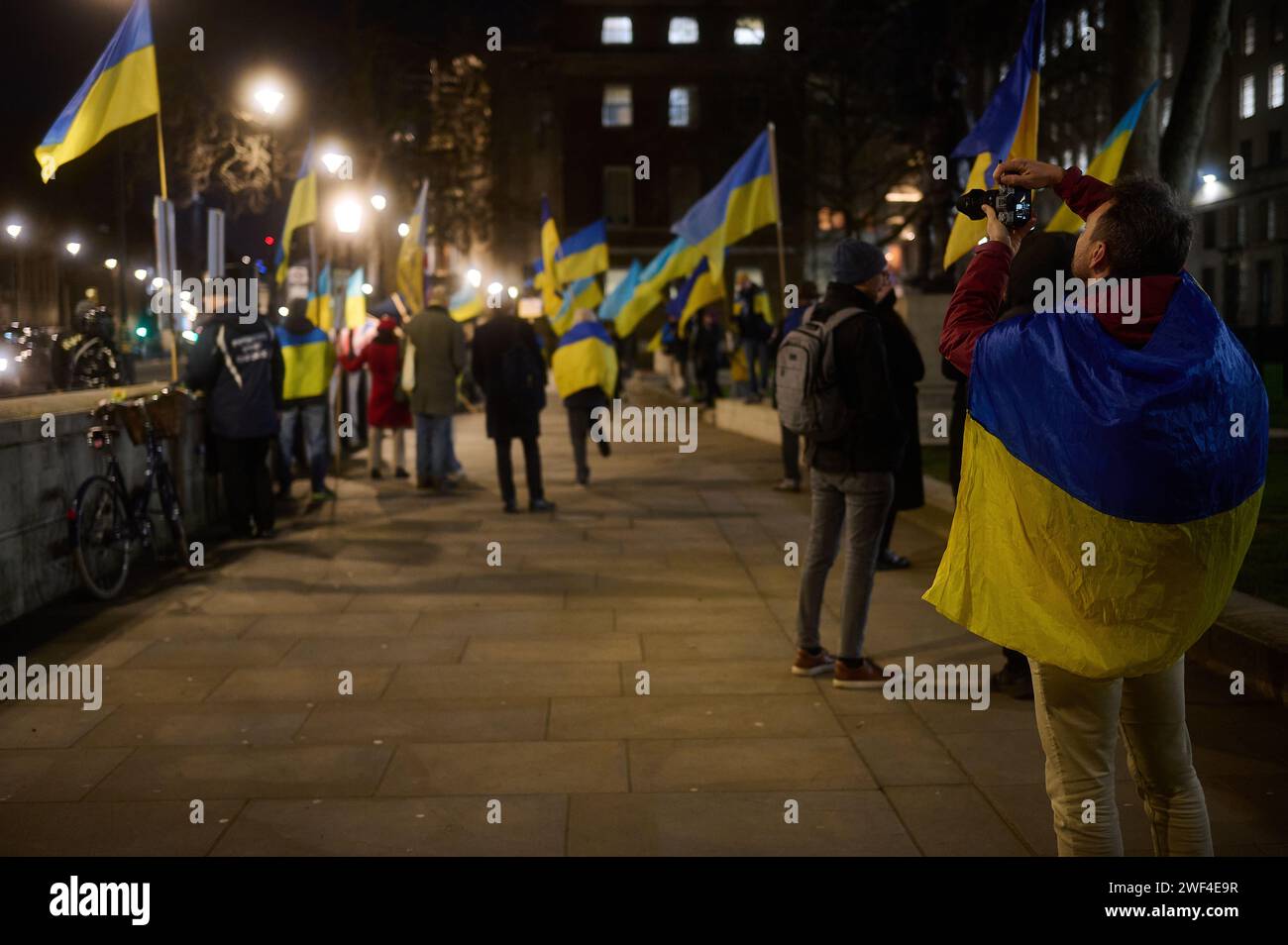 LondonUK - 26 janvier 2024 : photographe à Pro Ukranian, manifestation anti-russe à Whitehall, Londres la nuit. Banque D'Images