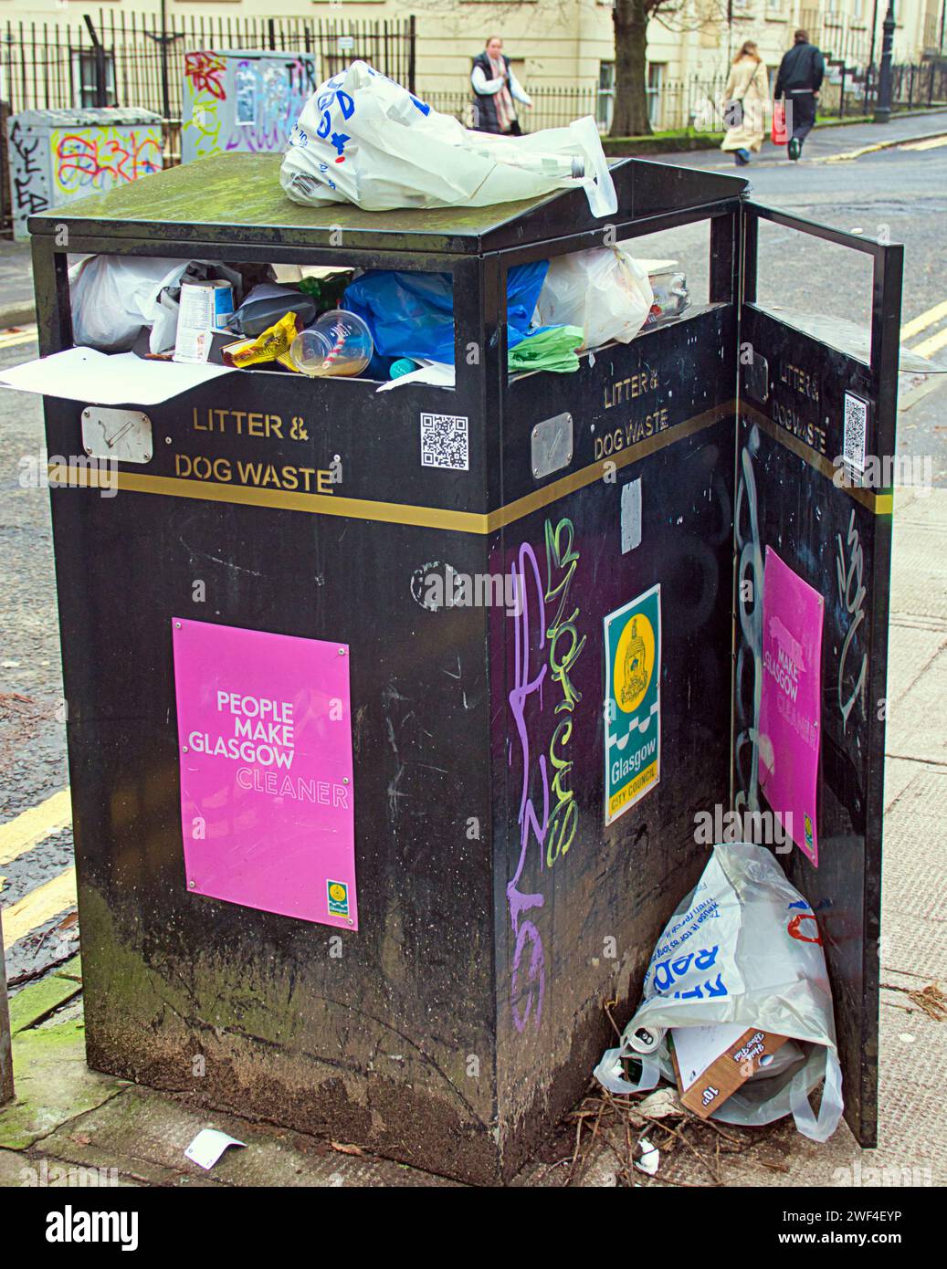 Glasgow, Écosse, Royaume-Uni. 23 janvier 2024. UK Météo : jour misérable reflété dans les rues dystopiques alors que les habitants luttent dans un environnement en décomposition. La collecte des ordures est un problème séduisant dans la ville. Crédit Gerard Ferry/Alamy Live News Banque D'Images