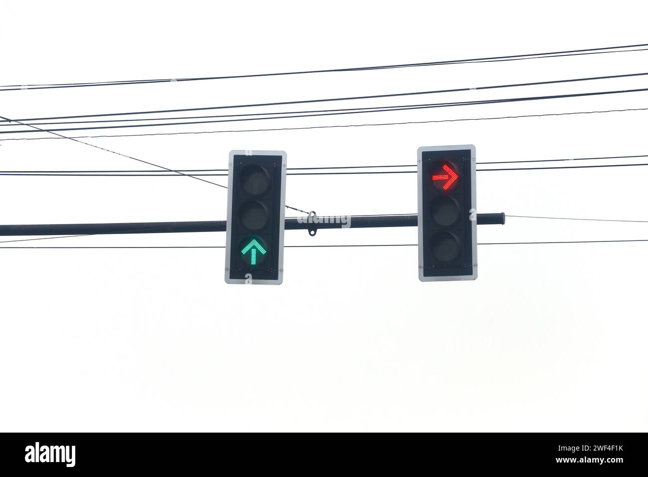 Feux de circulation vert et rouge pour vous dire d'arrêter isolé sur fond blanc et fil noir est derrière. Banque D'Images