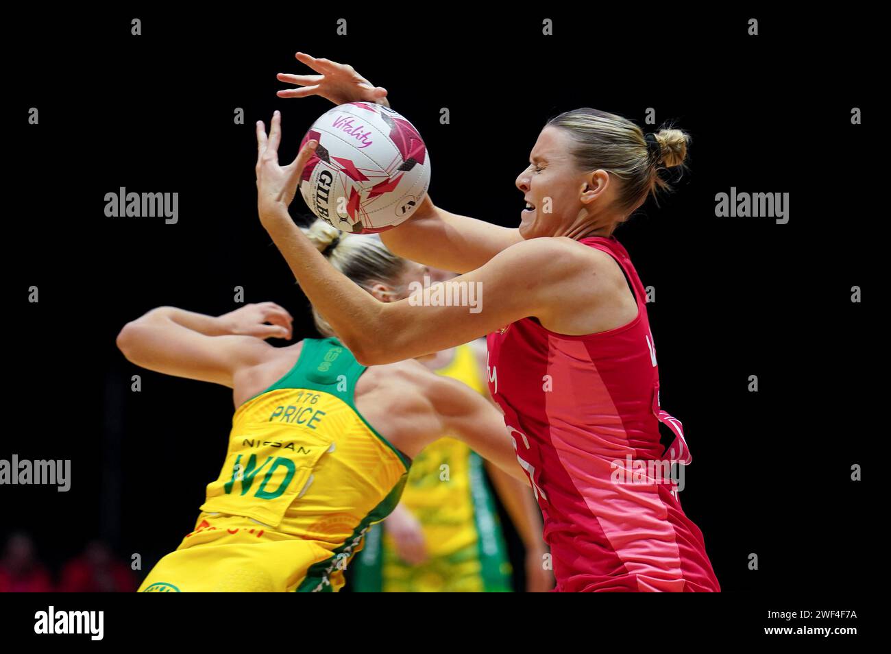 L'anglaise Sasha Glasgow (à droite) et l'australienne Jamie-Lee Price lors de la finale de la Vitality netball Nations Cup 2024 à la First Direct Arena de Leeds. Date de la photo : dimanche 28 janvier 2024. Banque D'Images