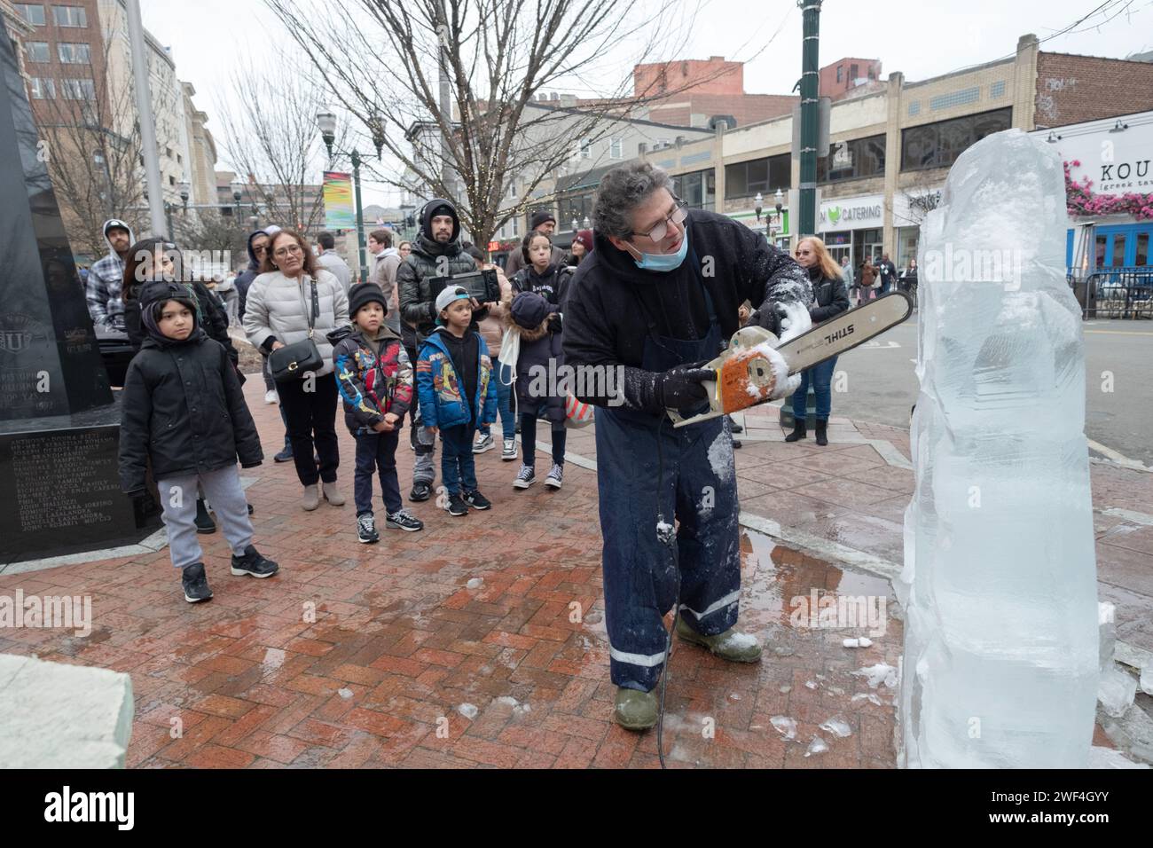 Jimmy Chiappa, sculpteur de glace, sculpte un gorille dans des blocs de glace à l'aide d'une tronçonneuse. Au Fire Ice Festival à Columbus Park à Stamford, Connecticut Banque D'Images