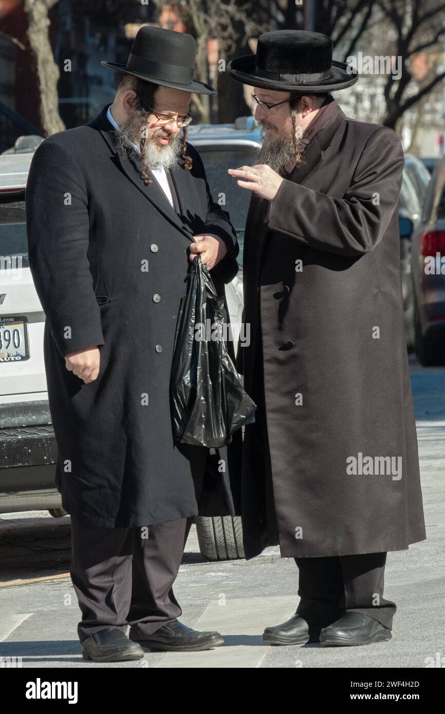 1 hommes juifs orthodoxes ont une discussion animée. À Brooklyn, New York. Banque D'Images