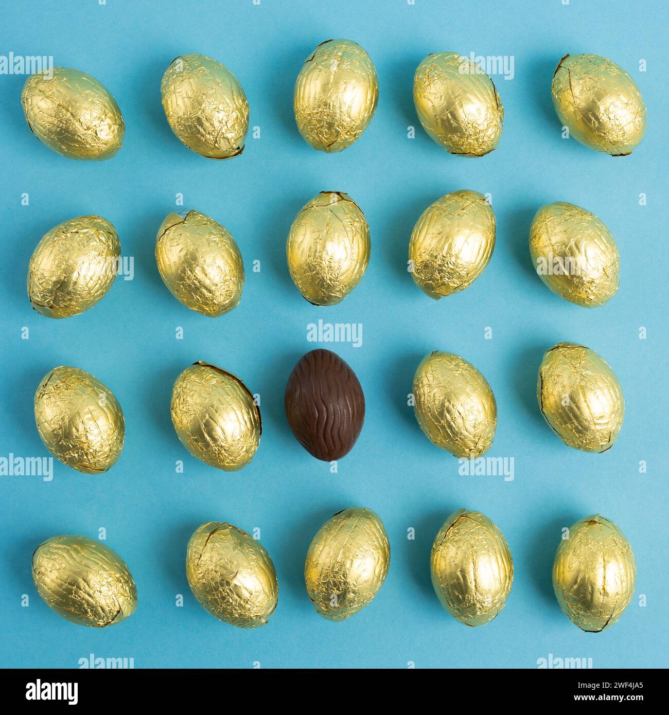 Vue de dessus des oeufs de Pâques en chocolat sur fond bleu Banque D'Images