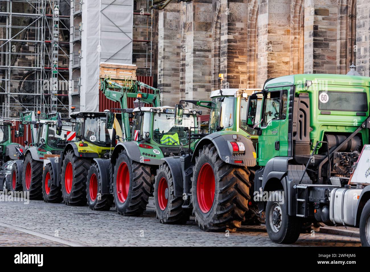 Magdeburg, Allemagne. 28 janvier 2024 : grève du syndicat des agriculteurs contre la politique du gouvernement. Tracteurs véhicules dans la place centrale Domplatz de la ville. Crédit : Kyryl Gorlov/Alamy Live News Banque D'Images