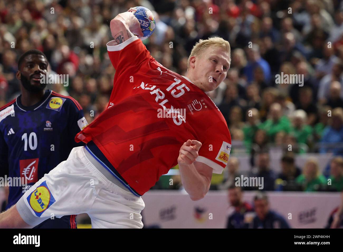 COLOGNE, ALLEMAGNE - JANVIER 28 Lanxess Arena, EHF Euro 2024 finale France - Danemark v.l., Wurf von Magnus Saugstrup Jensen (Danemark) Banque D'Images