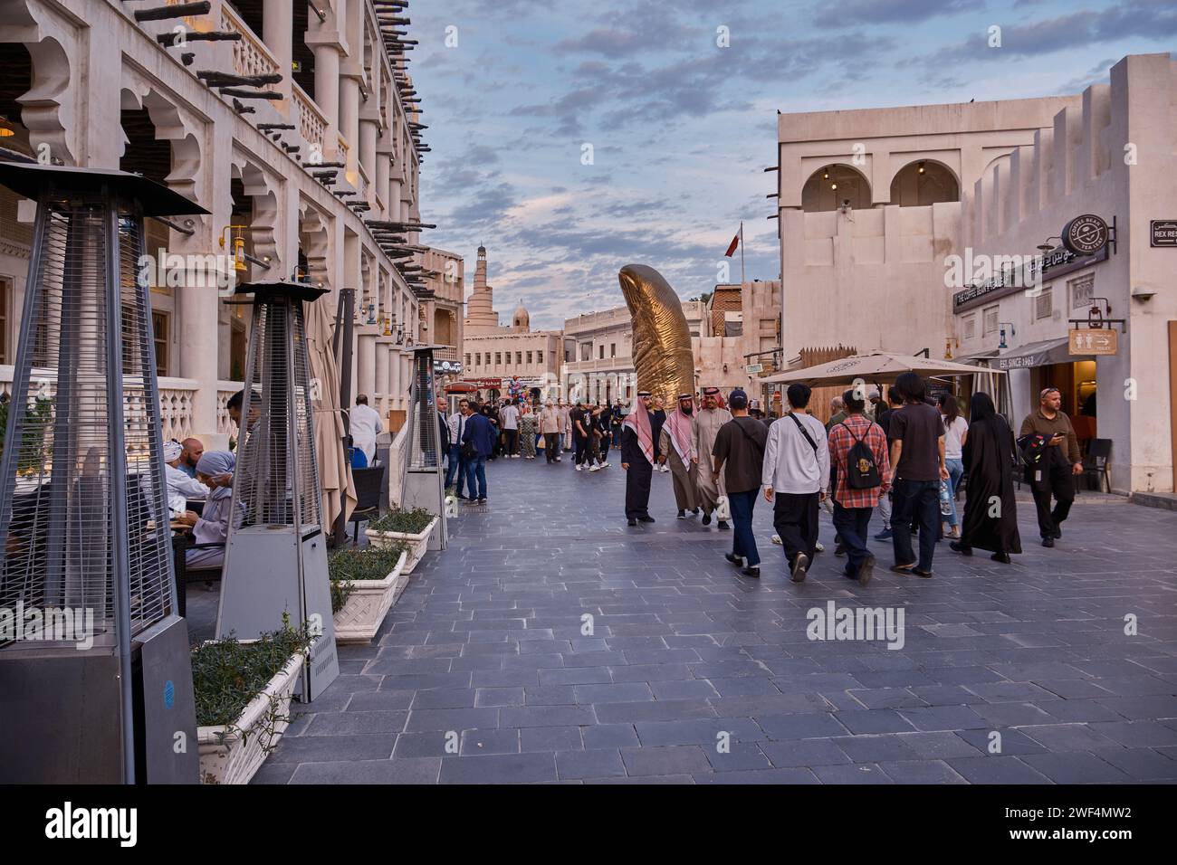 Souk Waqif Doha, vue de jour de la rue principale du Qatar avec le monument du pouce et le centre culturel islamique du Qatar (FANAR) en arrière-plan Banque D'Images