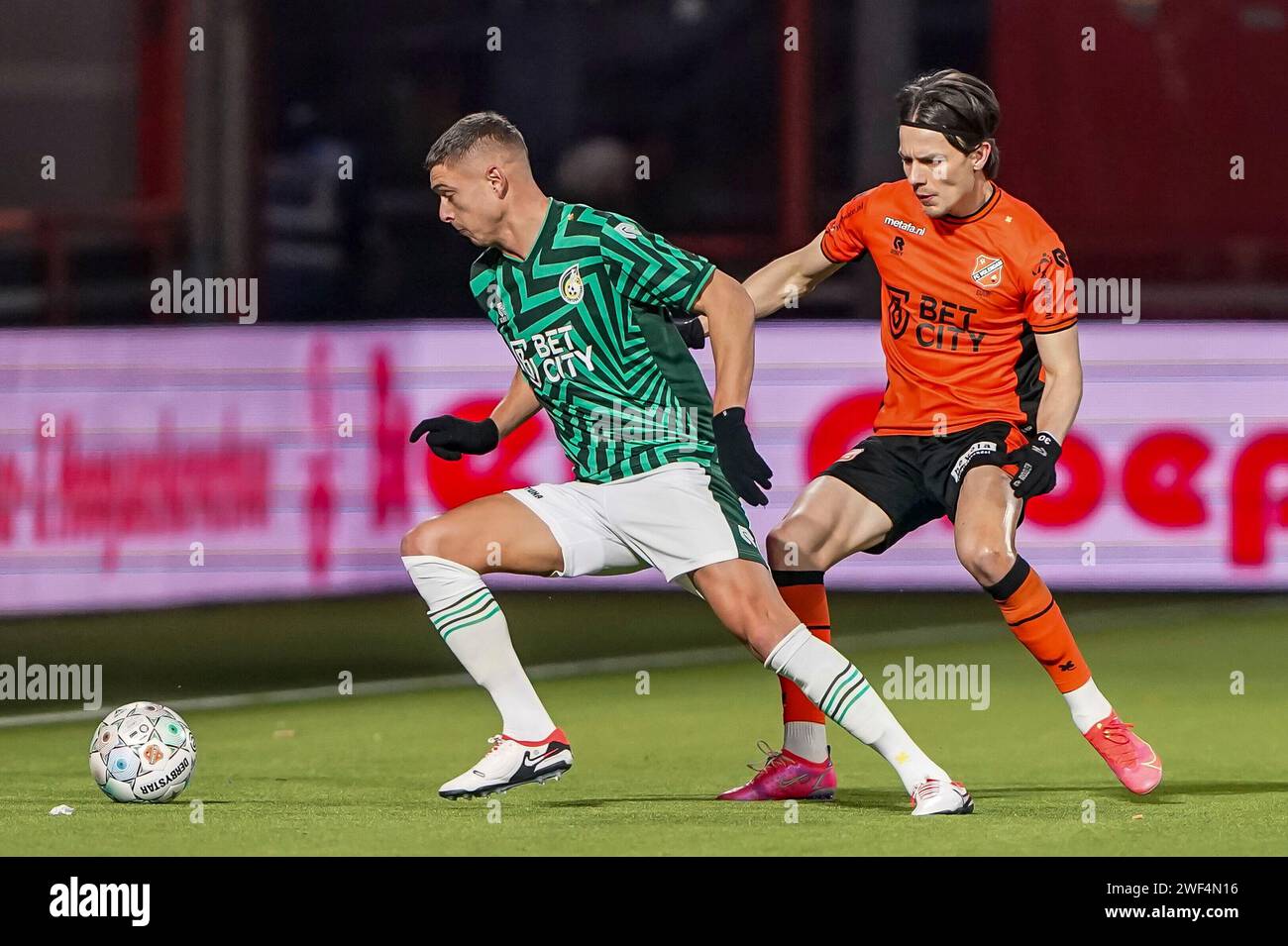 Volendam, pays-Bas. 28 janvier 2024. VOLENDAM, PAYS-BAS - JANVIER 28 : Kristoffer Petersson de Fortuna Sittard est défié par George Cox du FC Volendam lors du match néerlandais Keuken Kampioen Divisie entre le FC Volendam et Fortuna Sittard au Kras Stadion le 28 janvier 2024 à Volendam, pays-Bas. (Photo Andre Weening/Orange Pictures) crédit : dpa/Alamy Live News Banque D'Images