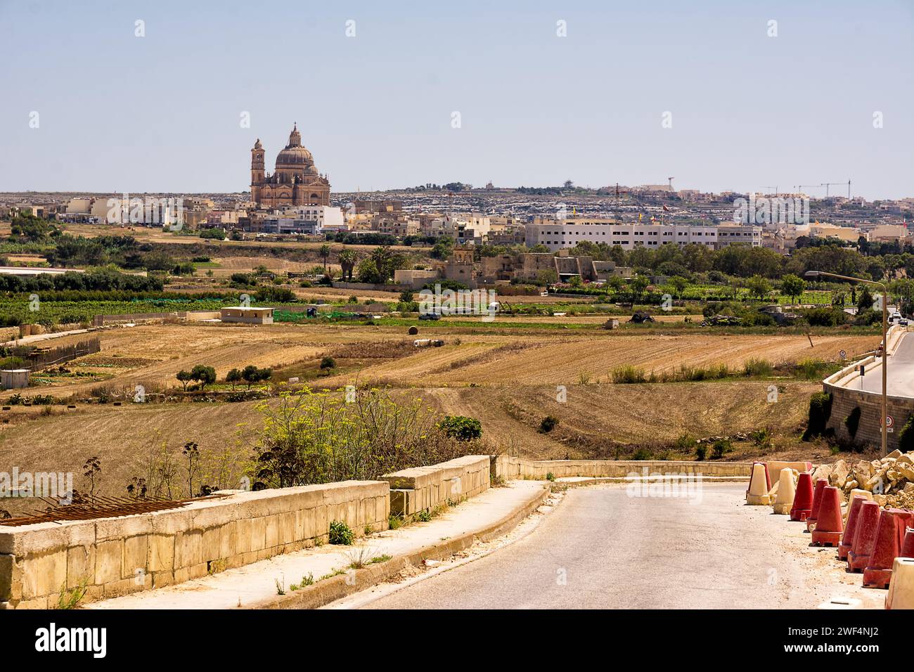 Vue panoramique de Xeuchia (IX-Xewkija) et de l'église Rotonda de St. Jean-Baptiste sur l'île de Gozo à Malte Banque D'Images Vue panoramique de Xeuchia (IX-Xewkija) et de l'église Rotonda de St. Jean-Baptiste sur l'île de Gozo à Malte Banque D'Images
