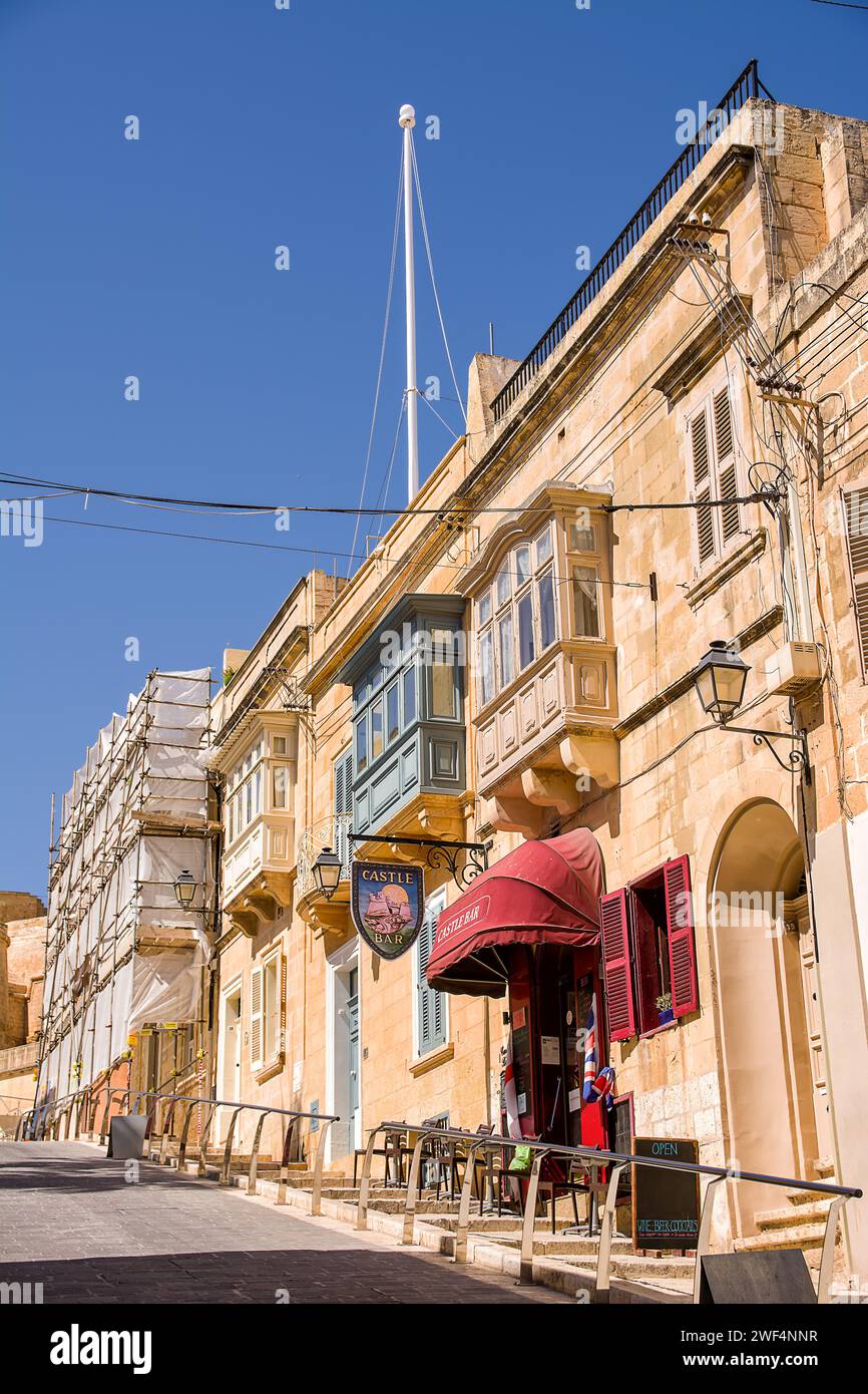 Rabat, Malte - 19 juin 2023 : façade avec balcons fermés typiques et bars sans personnes à Rabat, Malte Banque D'Images