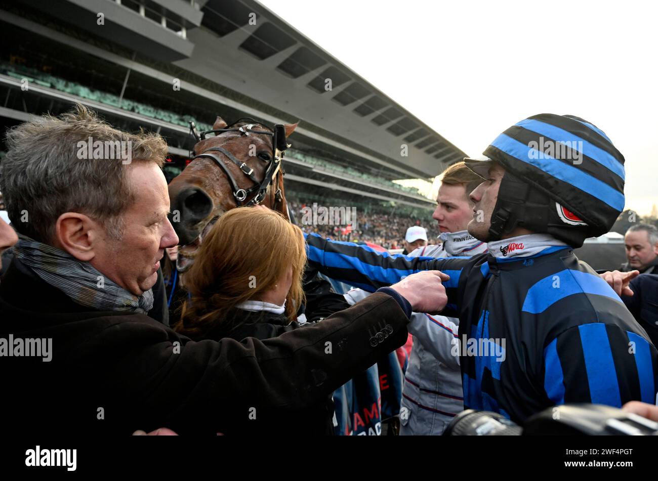 Paris, France. 28 janvier 2024. © PHOTOPQR/Ouest FRANCE/Stéphane Geufroi ; Paris ; 28/01/2024 ; la course sacré le meilleur tracteur du monde, le prix d'Amérique Legend Race se déroulle ce dimanche 28 janvier sur l'hippodrome de Vincennes . Clement Duvaldestin ici avec son père Thierry Duvaldestin et entrainer d' IDAO de Tillard, ont rapporté le prix d'amérique. Paris, France, le 28 janvier 2024 couronnant le meilleur trotteur du monde, le Prix d'Amérique Legend Race a lieu ce dimanche 28 janvier à l'hippodrome de Vincennes. Crédit : MAXPPP/Alamy Live News Banque D'Images