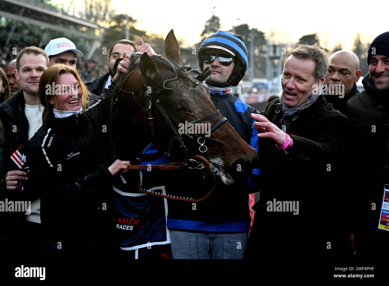 Paris, France. 28 janvier 2024. © PHOTOPQR/Ouest FRANCE/Stéphane Geufroi ; Paris ; 28/01/2024 ; la course sacré le meilleur tracteur du monde, le prix d'Amérique Legend Race se déroulle ce dimanche 28 janvier sur l'hippodrome de Vincennes . Clement Duvaldestin ici avec son père Thierry Duvaldestin et entrainer d' IDAO de Tillard, ont rapporté le prix d'amérique. Paris, France, le 28 janvier 2024 couronnant le meilleur trotteur du monde, le Prix d'Amérique Legend Race a lieu ce dimanche 28 janvier à l'hippodrome de Vincennes. Crédit : MAXPPP/Alamy Live News Banque D'Images