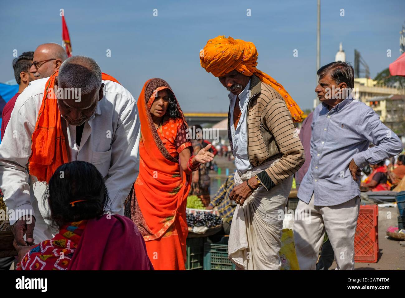 Nashik, Inde - 25 janvier 2024 : un homme turban achète des fruits au Ganga Ghat à Nashik, en Inde. Banque D'Images