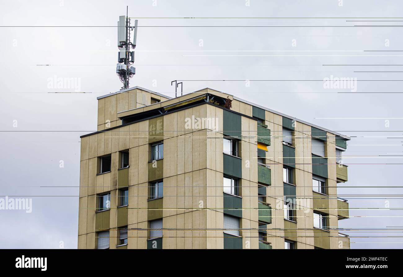 Mobilfunkantenne Eine Mobilfunktantenne steht auf einem Hochhaus im Auenringquartier in Bassersdorf im Zürcher Unterland. Bassersdorf, Schweiz, 19.02.2023 *** antenne de téléphone portable Une antenne de téléphone portable se trouve sur un immeuble de grande hauteur dans le quartier Auenring de Bassersdorf dans le Zurich Unterland Bassersdorf, Suisse, 19 02 2023 Banque D'Images