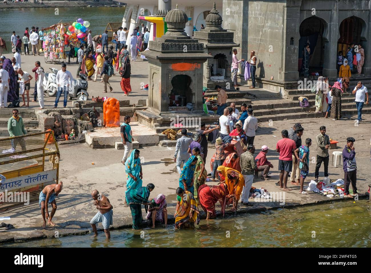 Nashik, Inde - 25 janvier 2024 : des gens font des offrandes au Ganga Ghat à Nashik, en Inde. Banque D'Images