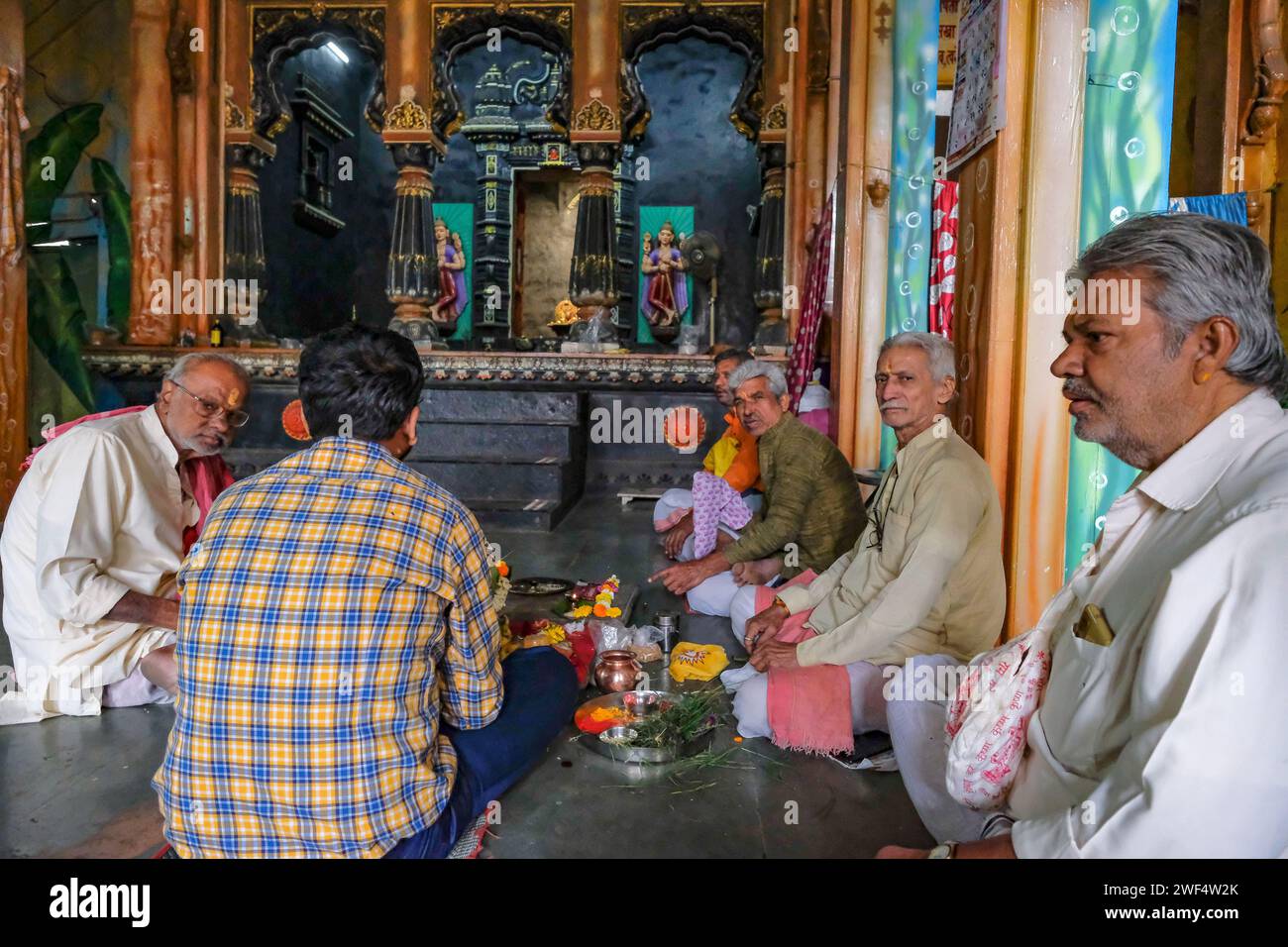Pune, Inde - 27 janvier 2024 : un groupe d'hommes priant au temple Vishnu à Pune, en Inde. Banque D'Images