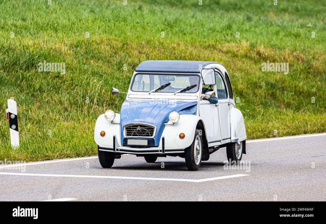 Citroen Ente Eine Citroen Ente, oder Citroen 2CV, fährt durch das ...