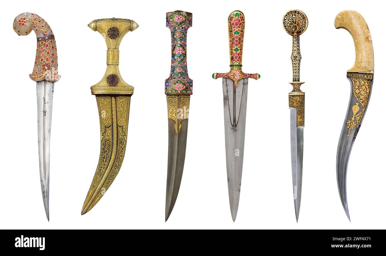 Ancien poignard orné ensemble isolé sur fond blanc, armes d'épée de vue de face Banque D'Images