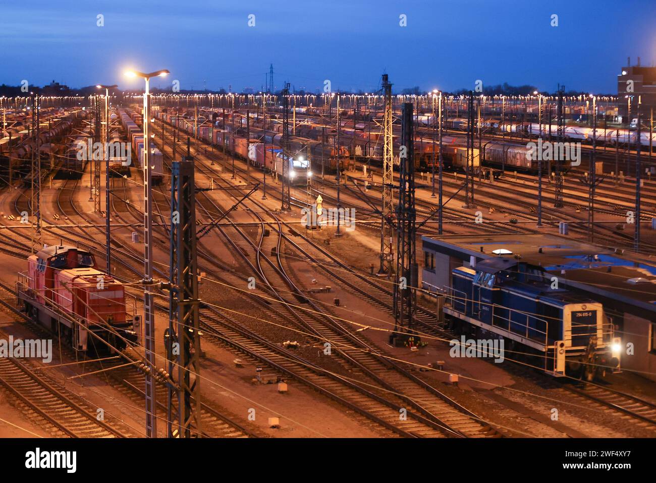 Maschen, Allemagne. 28 janvier 2024. Les trains de marchandises sont garés à la gare de triage de Maschen. Le syndicat des conducteurs de train GDL a mis fin à la grève du transport de marchandises de la Deutsche Bahn. Cela a été annoncé par un porte-parole de la Deutsche Bahn dans la soirée. La circulation reprend lentement depuis 18:00. Crédit : Bodo Marks/dpa/Alamy Live News Banque D'Images