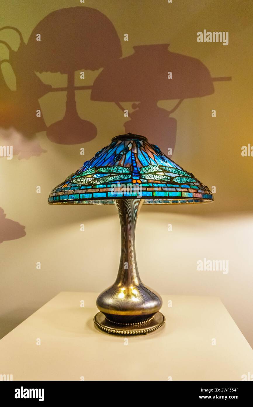 Lampe de table Tiffany avec abat-jour orange vif Banque D'Images