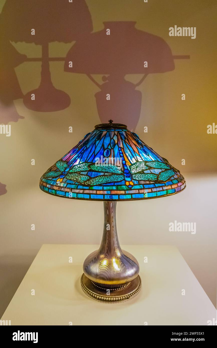Lampe de table Tiffany avec abat-jour orange vif Banque D'Images