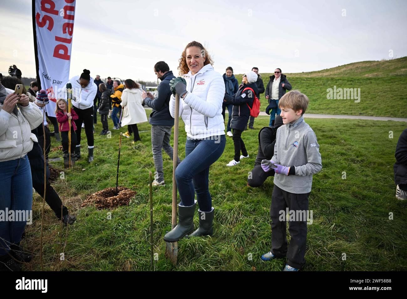 Mélina Robert-Michon, lanceur de disques française lors de la plantation symbolique de 2024 arbres, ils souhaiteront à tous une merveilleuse année de sport, sans jamais oublier de prendre soin de notre planète au Golf National à Saint Quentin en Yvelines, France le 28 janvier 2024. A la veille d’une saison sportive décisive, le MAIF a demandé à ces femmes inspirantes de mettre leurs valeurs et leur renommée au service de la préservation de la planète, dans le but de sensibiliser un public plus large aux enjeux environnementaux. Photo Tomas Stevens/ABACAPRESS.COM Banque D'Images