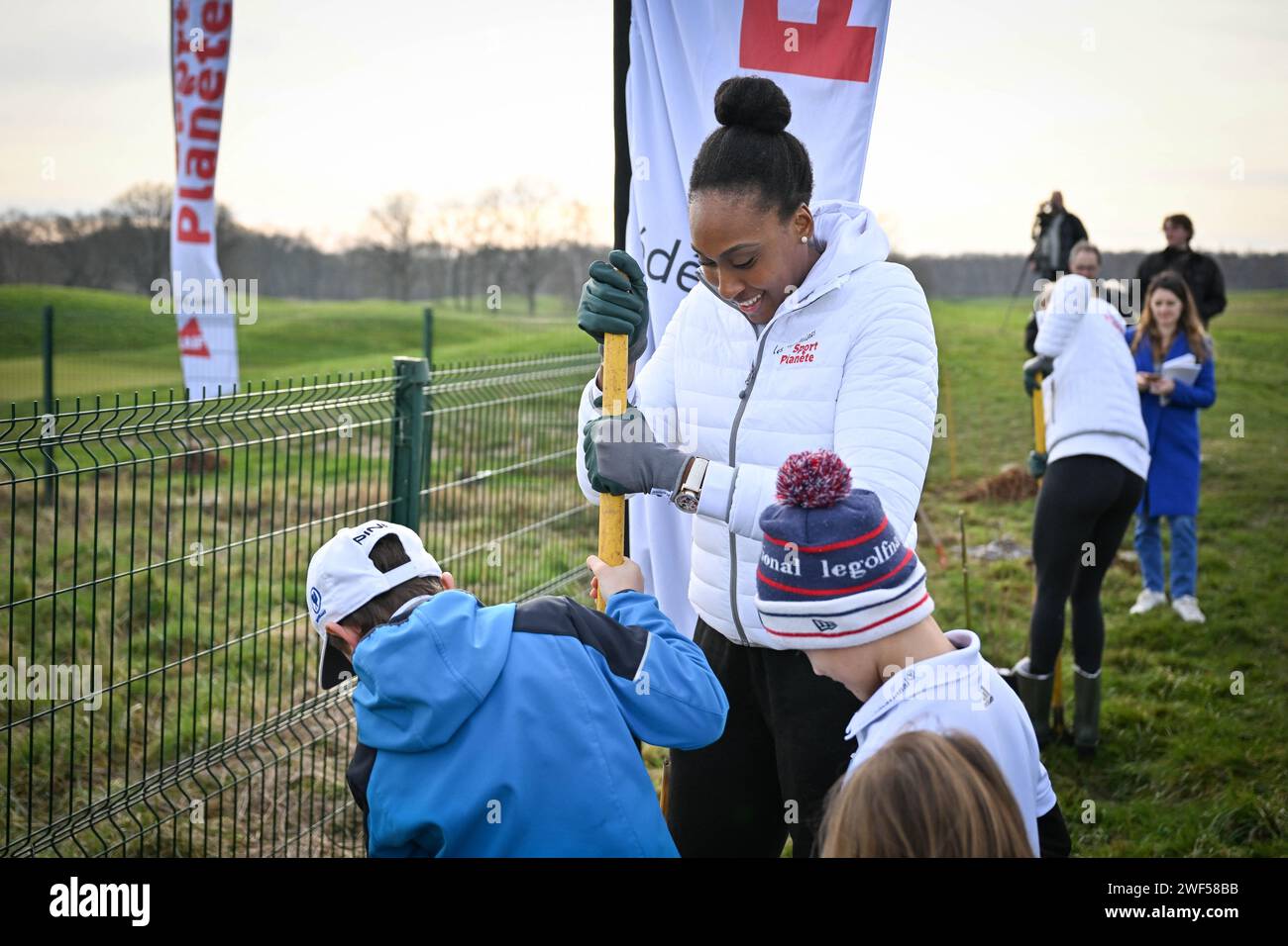 Sandrine Gruda, baskettrice française lors de la plantation symbolique de 2024 arbres, elles souhaiteront à tous une merveilleuse année sportive, sans jamais oublier de prendre soin de notre planète au Golf National à Saint Quentin en Yvelines, le 28 janvier 2024. A la veille d’une saison sportive décisive, le MAIF a demandé à ces femmes inspirantes de mettre leurs valeurs et leur renommée au service de la préservation de la planète, dans le but de sensibiliser un public plus large aux enjeux environnementaux. Photo Tomas Stevens/ABACAPRESS.COM Banque D'Images