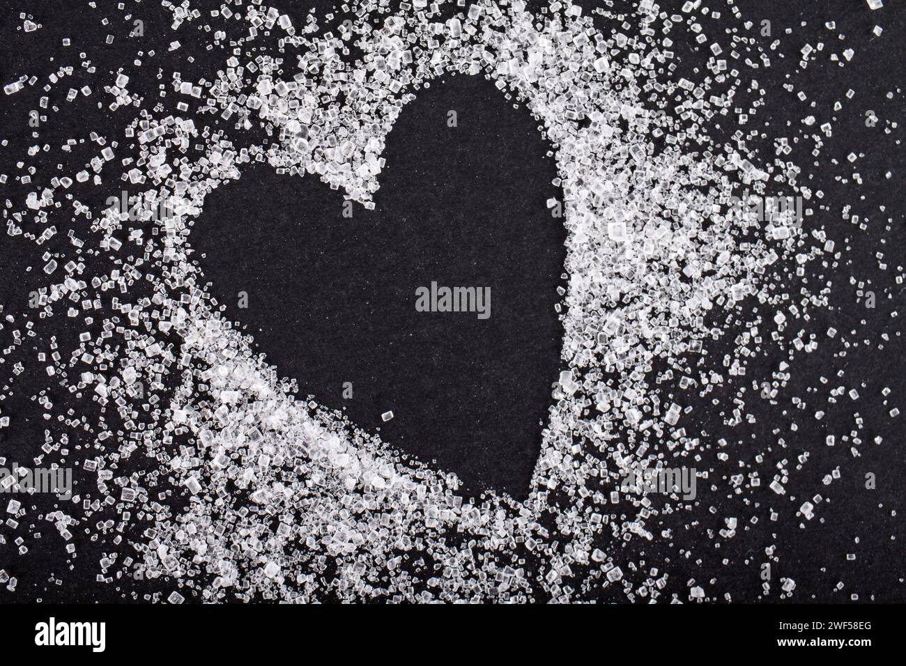 Coeur de sucre blanc en forme sur fond noir Banque D'Images