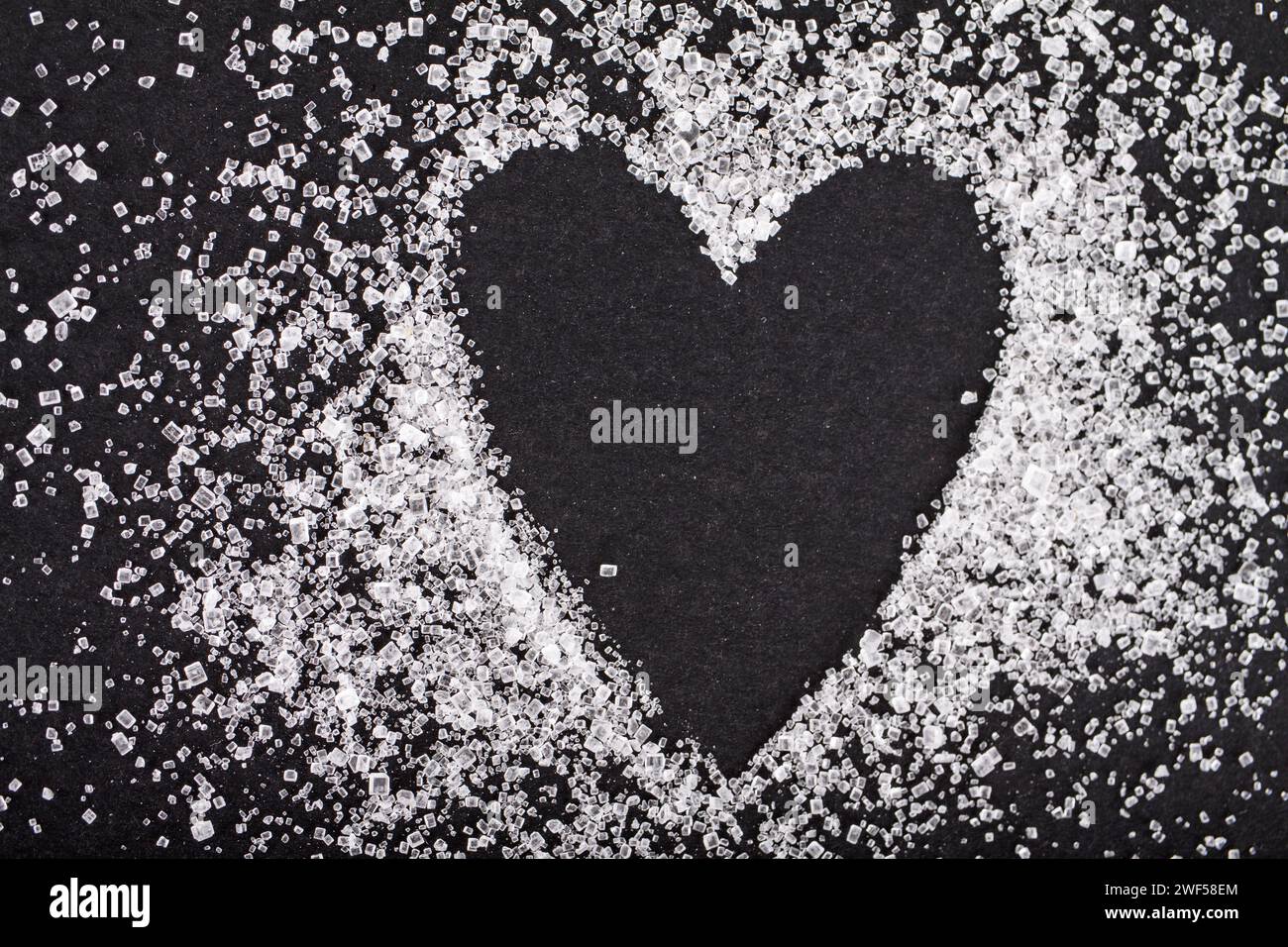 Coeur de sucre blanc en forme sur fond noir Banque D'Images