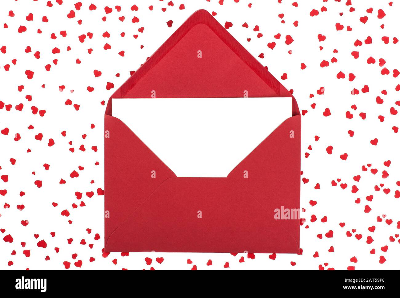 Carte de voeux blanche vide dans une enveloppe rouge isolée sur un fond blanc Banque D'Images