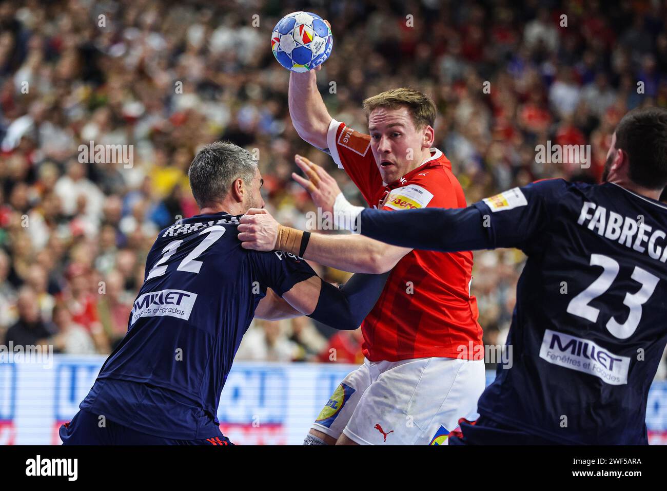 Luka Karabatic et Ludovic Fabregas lors de la finale de handball de L'EURO 2024 de L'EHF hommes entre la France et le Danemark à Cologne, en Allemagne. 28 janvier 2024. Photo : Sanjin Strukic/PIXSELL crédit : Pixsell/Alamy Live News Banque D'Images