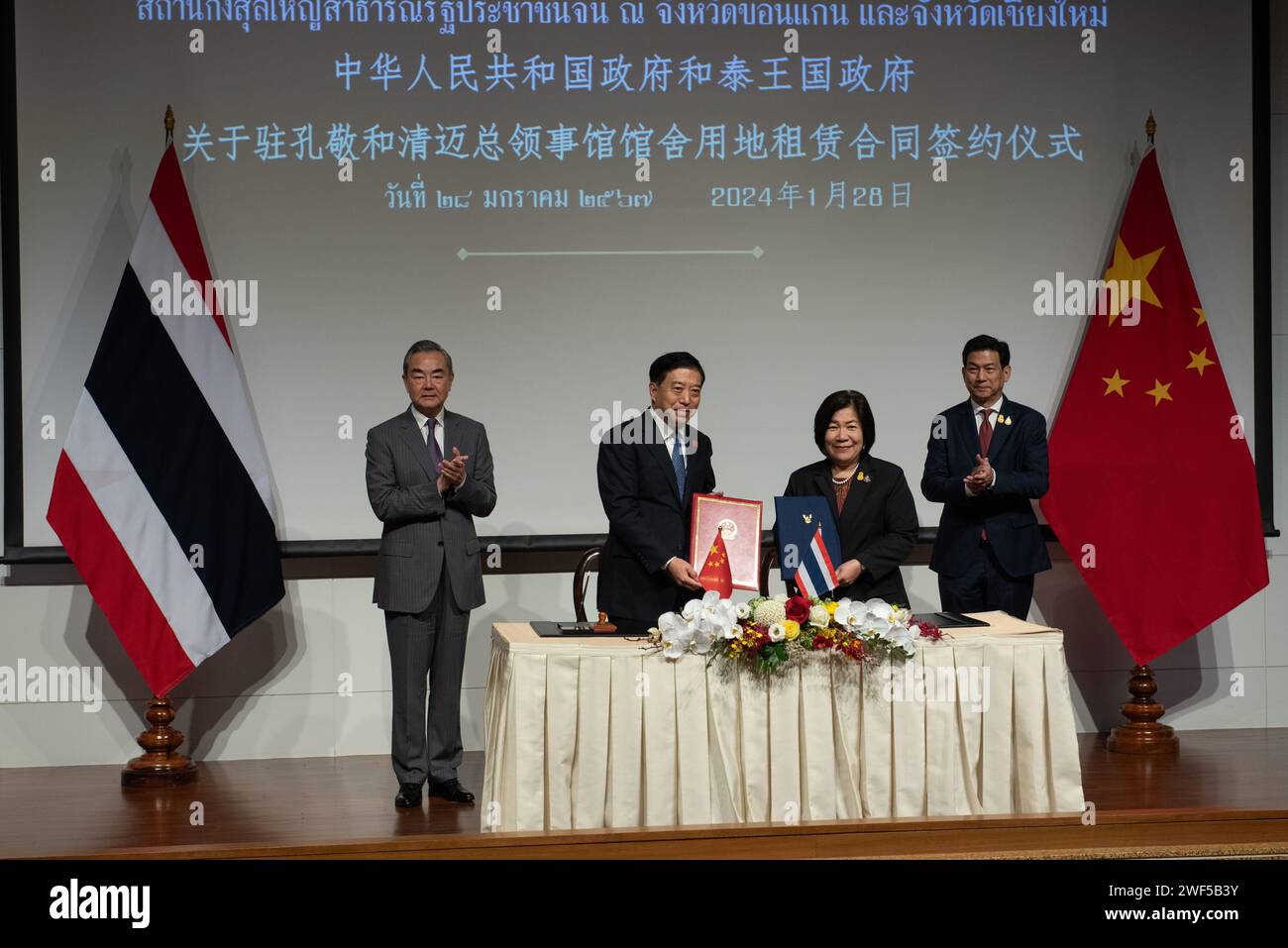 S.E. M. Han Zhiqiang (2e L) Ambassadeur extraordinaire et plénipotentiaire de la République populaire de Chine auprès du Royaume de Thaïlande et Mme Busadee Santipitaks (2e R), Secrétaire permanente adjointe aux Affaires étrangères, signent le bail. Ratchaphatsadu terrain devant servir de bureau et de résidence aux fonctionnaires de l'ambassade de la République populaire de Chine dans le Royaume de Thaïlande dans les provinces de Chiang Mai et Khon Kaen. Avec S.E. M. Parnpree Bahiddha-Nukara (1e R), Vice-Premier Ministre et Ministre des affaires étrangères de la Thaïlande, et S.E. M. Wang Yi (1e L), membre de la Politica Banque D'Images