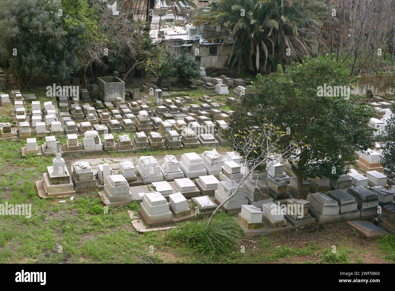 Vue du dessus du cimetière juif, Beyrouth, Liban, janvier 28 2024. Fondée en 1829, au cours des deux derniers siècles, des milliers de Juifs libanais y ont été enterrés. En raison de la guerre israélo-arabe de 1967 et de la guerre civile libanaise (1975-1990), environ 8 000 Juifs libanais émigrèrent du Liban vers Israël et les pays occidentaux, et plusieurs tombes du cimetière furent endommagées et désertées. Depuis le début du conflit Hamas-Israël le 7 2023 octobre, les quelques Juifs libanais de gauche à Beyrouth ont abandonné le pays. Selon des estimations non officielles, il y a actuellement moins de 20 Juifs au BEI Banque D'Images