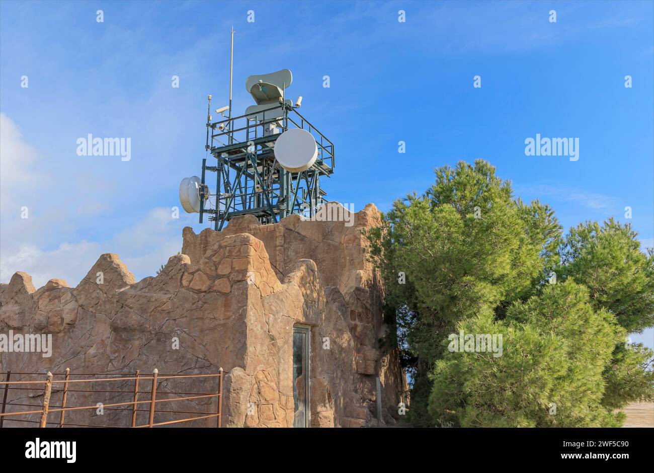 Ancien bâtiment avec un radar au sommet d'une montagne contre un ciel bleu Banque D'Images