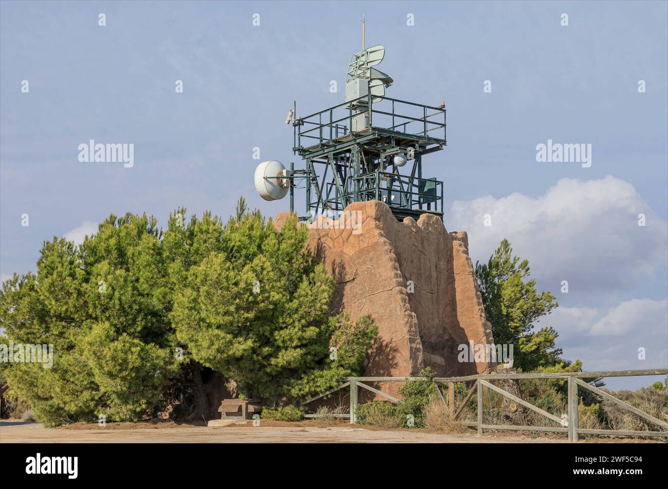 Radar au sommet d'une montagne au bord de la mer en état de marche Banque D'Images