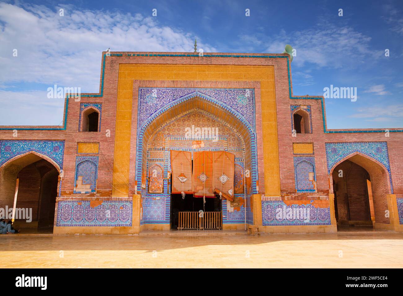 Mosquée Shah Jahan à Thatta, Pakistan. Belle architecture, couleurs jaune, bleu et orange. Banque D'Images