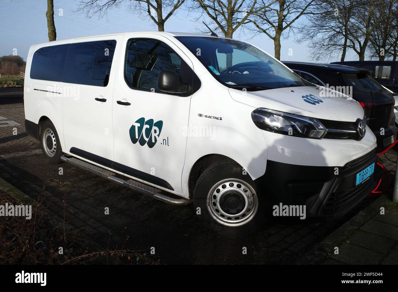 Hardenberg, pays-Bas Jan ,23 2024 TCR, une entreprise néerlandaise, utilise un minibus de taille moyenne Toyota Proace Electric pour le transport de personnes Banque D'Images
