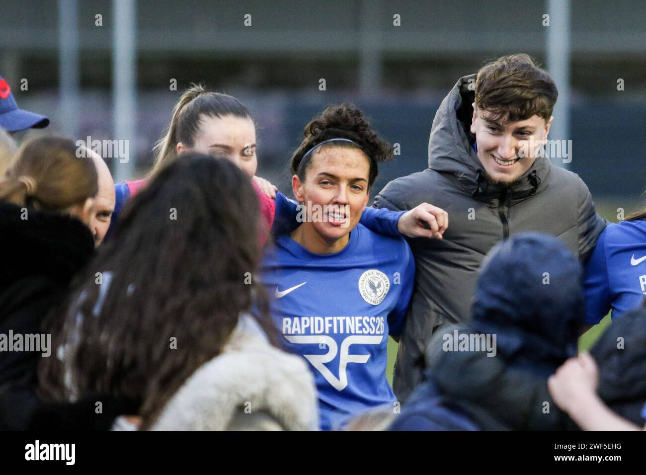 Liversedge, Royaume-Uni. 28 janvier 2024. Clayborn Ground, Liversedge, Angleterre, 28 janvier 2024 : le capitaine Shauna Legge (3 Halifax) avec l'équipe après le match de la coupe de la Ligue nationale féminine de FA contre Huddersfield Town à Liversedge, Angleterre le 28 janvier 2024. (Sean Chandler/SPP) crédit : SPP Sport Press photo. /Alamy Live News Banque D'Images