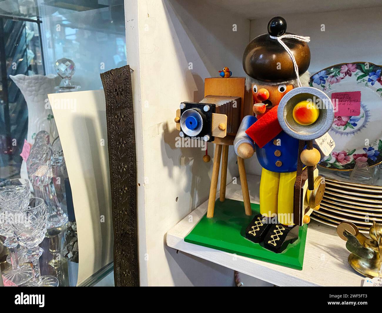 Sculpture de jouet en bois antique d'un photographe à l'ancienne à vendre dans un magasin d'antiquités Banque D'Images