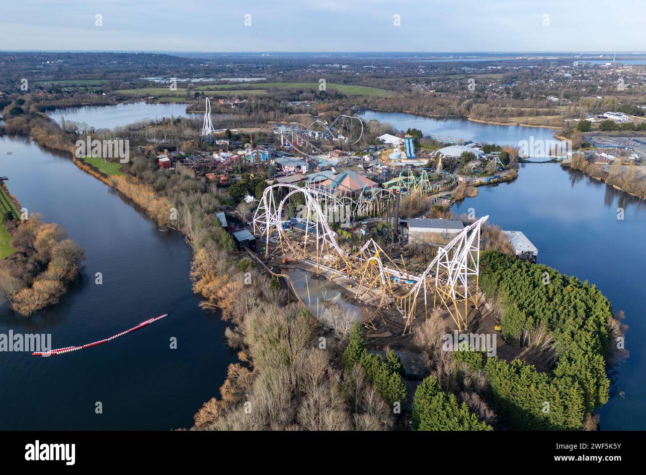 Vue aérienne du parc Thorpe à Thorpe, Surrey, en janvier 2024, alors que la nouvelle attraction Hyperia était en construction. Banque D'Images