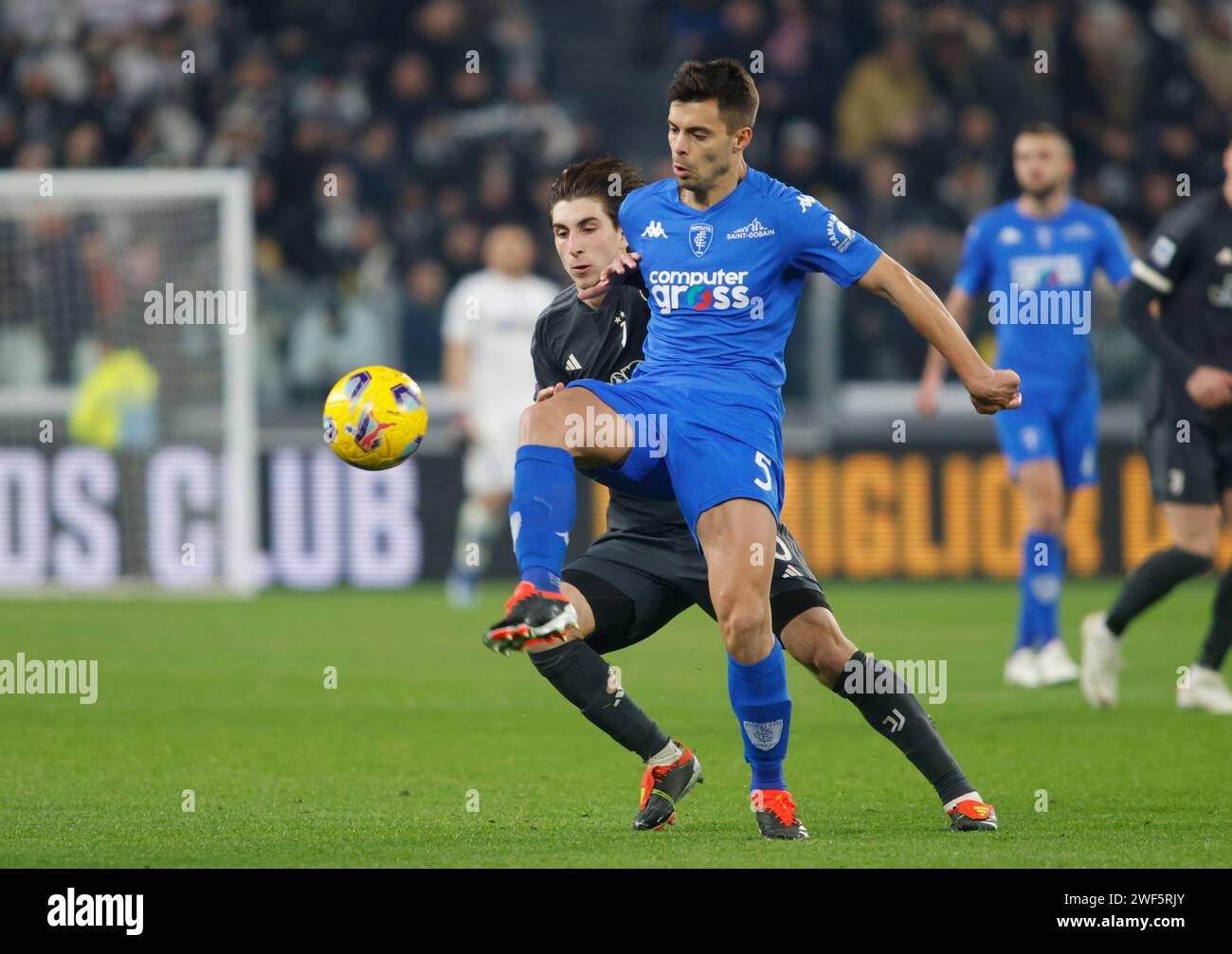 Alberto Grassi d'Empoli FC (R) et Fabio Miretti de Juventus (L) vus en action lors du match entre Juventus FC et Empoli FC dans le cadre de la Serie A italienne, match de football au stade Allianz, Turin. Score final ; Juventus FC 1 : 1 Empoli FC. Banque D'Images