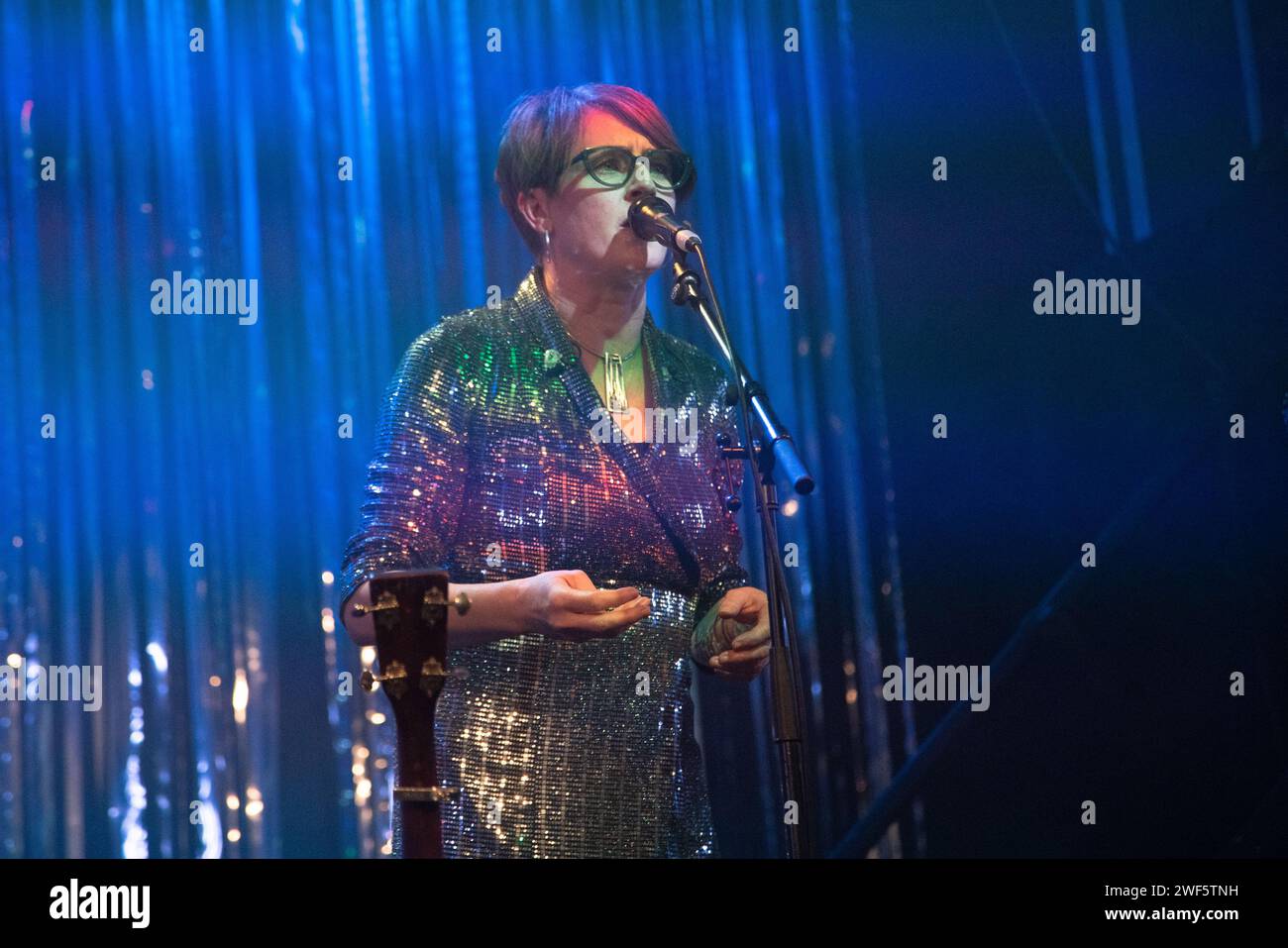 Glasgow Écosse. 21 janvier 2024. La chanteuse écossaise Karine Polwart, a joué avec Kinnaris Quintet, groupe folk écossais, au Old Fruitmarket au Celtic Connections 2024. Photo Pauline Keightley/Alamy. Banque D'Images