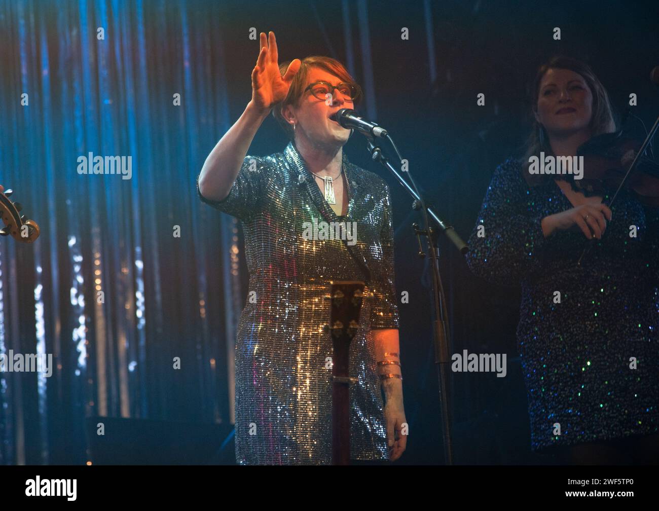 Glasgow Écosse. 21 janvier 2024. La chanteuse écossaise Karine Polwart, a joué avec Kinnaris Quintet, groupe folk écossais, au Old Fruitmarket au Celtic Connections 2024. Photo Pauline Keightley/Alamy. Banque D'Images