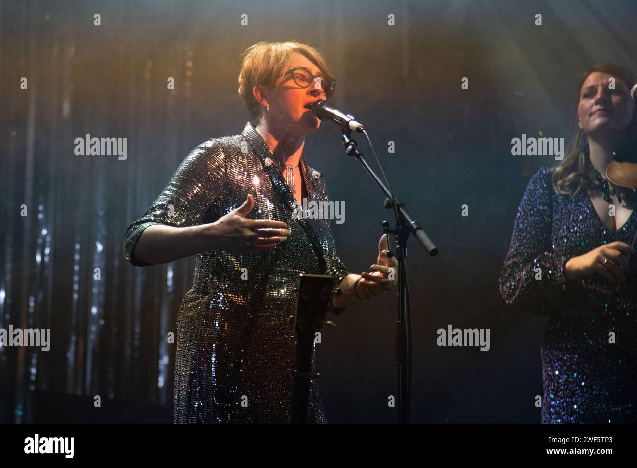 Glasgow Écosse. 21 janvier 2024. La chanteuse écossaise Karine Polwart, a joué avec Kinnaris Quintet, groupe folk écossais, au Old Fruitmarket au Celtic Connections 2024. Photo Pauline Keightley/Alamy. Banque D'Images