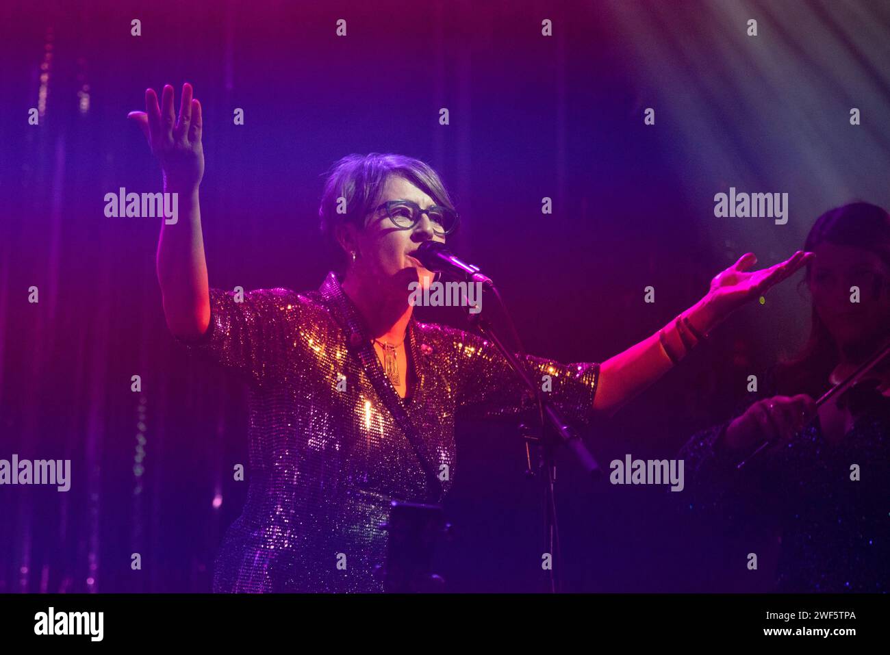 Glasgow Écosse. 21 janvier 2024. La chanteuse écossaise Karine Polwart, a joué avec Kinnaris Quintet, groupe folk écossais, au Old Fruitmarket au Celtic Connections 2024. Photo Pauline Keightley/Alamy. Banque D'Images
