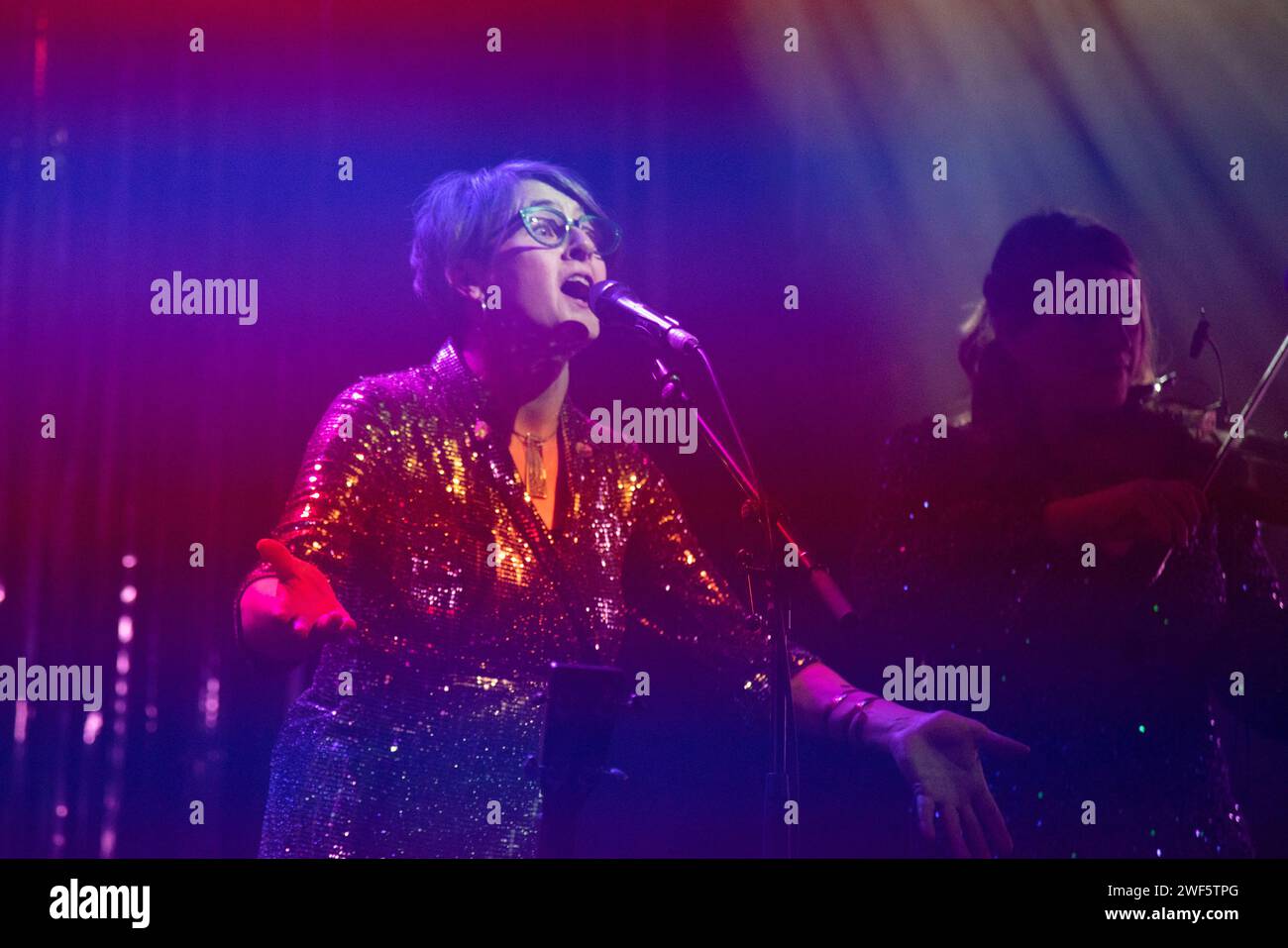Glasgow Écosse. 21 janvier 2024. La chanteuse écossaise Karine Polwart, a joué avec Kinnaris Quintet, groupe folk écossais, au Old Fruitmarket au Celtic Connections 2024. Photo Pauline Keightley/Alamy. Banque D'Images