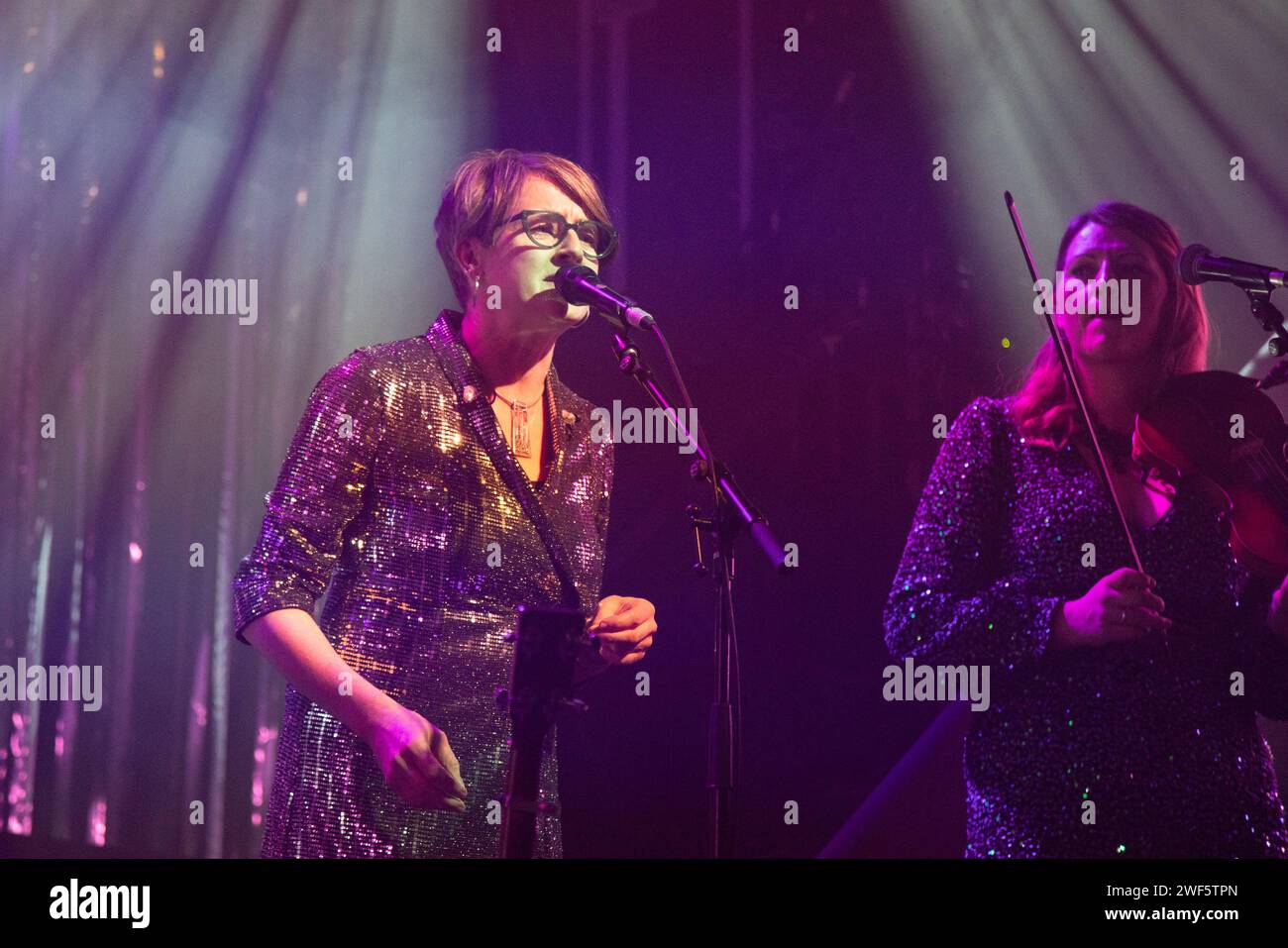 Glasgow Écosse. 21 janvier 2024. La chanteuse écossaise Karine Polwart, a joué avec Kinnaris Quintet, groupe folk écossais, au Old Fruitmarket au Celtic Connections 2024. Photo Pauline Keightley/Alamy. Banque D'Images